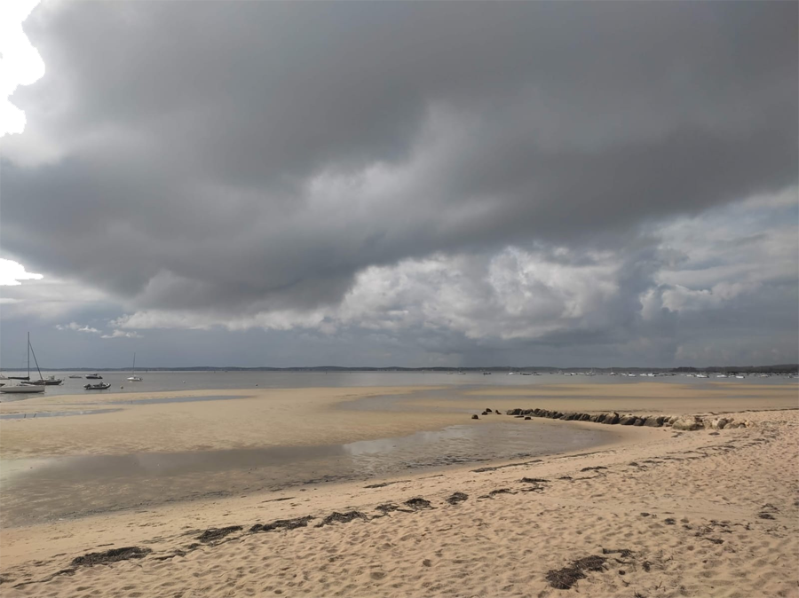 Paysage plage et ciel orageux
